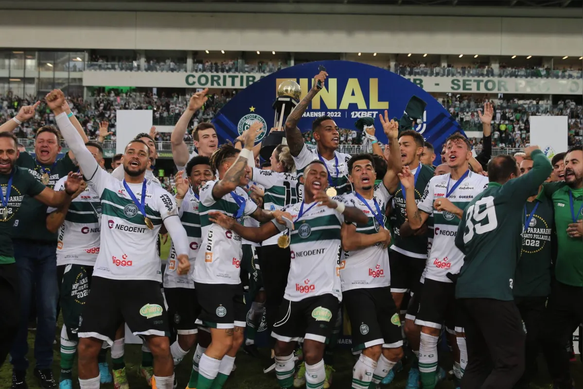 Festa alviverde no gramado do Couto Pereira após conquista sobre o Maringá com dupla vitória