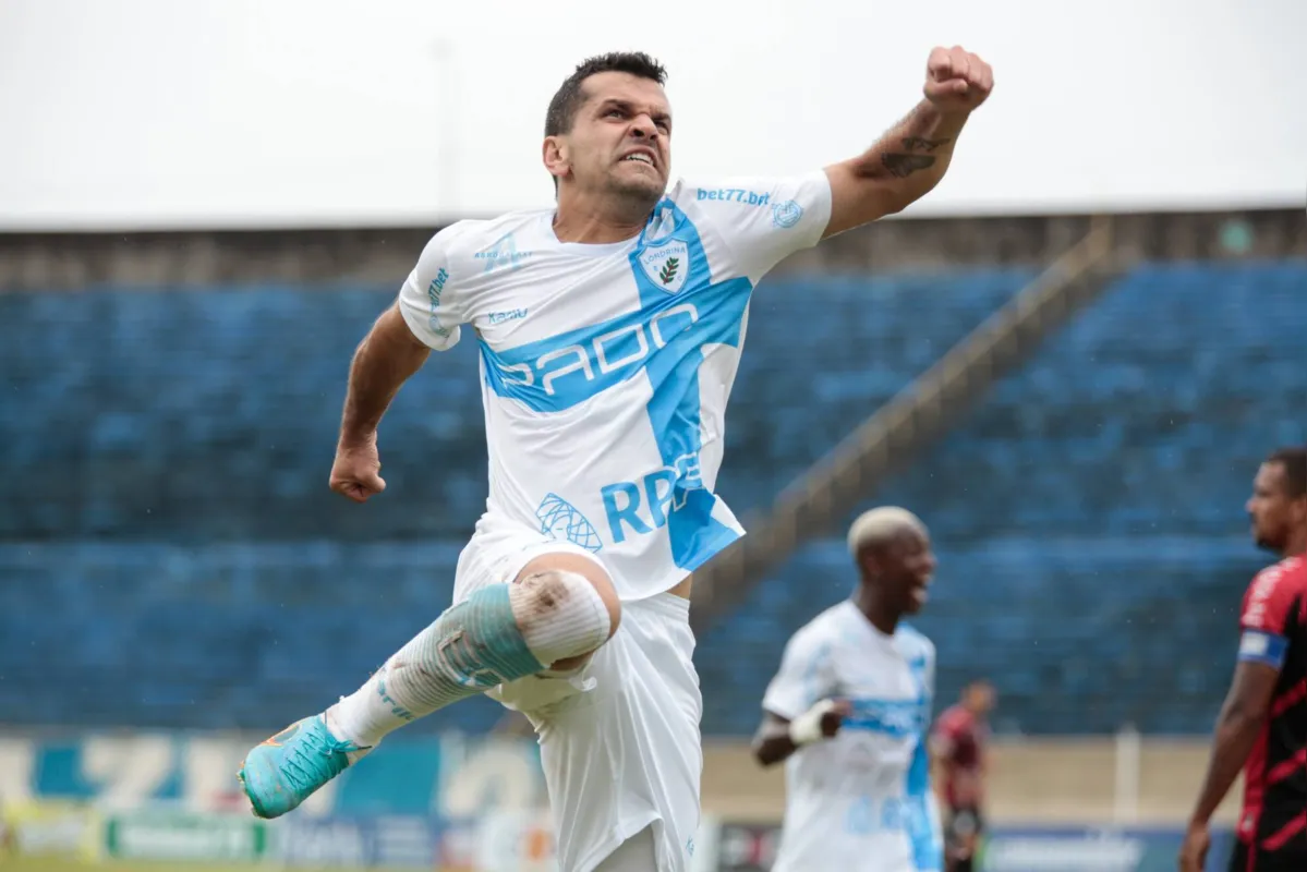 Com o gol diante do Athletico, Eltinho chegou a três gols na temporada