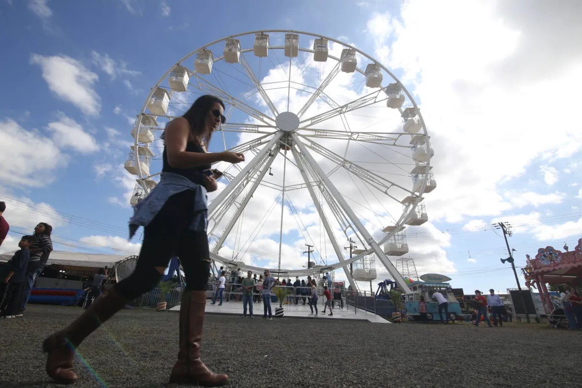 O tradicional parque de diversões continua sendo um dos principais atrativos da feira, com brinquedos radicais e também os mais  tranquilos