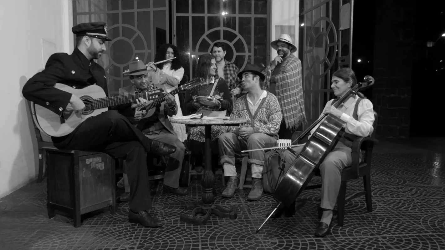 Elenco de músicos faz intervenções tocando clássicos da música caipira