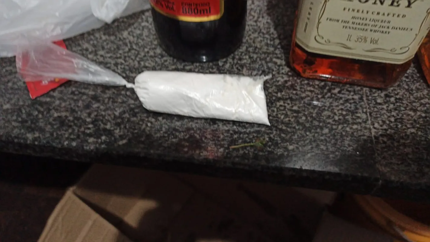 Dentro das sacolas que seriam entregues aos presos, haviam 24 gramas de substância análoga a cocaína, bebidas alcoólicas, alimentos não permitidos, além do dinheiro para a propina.