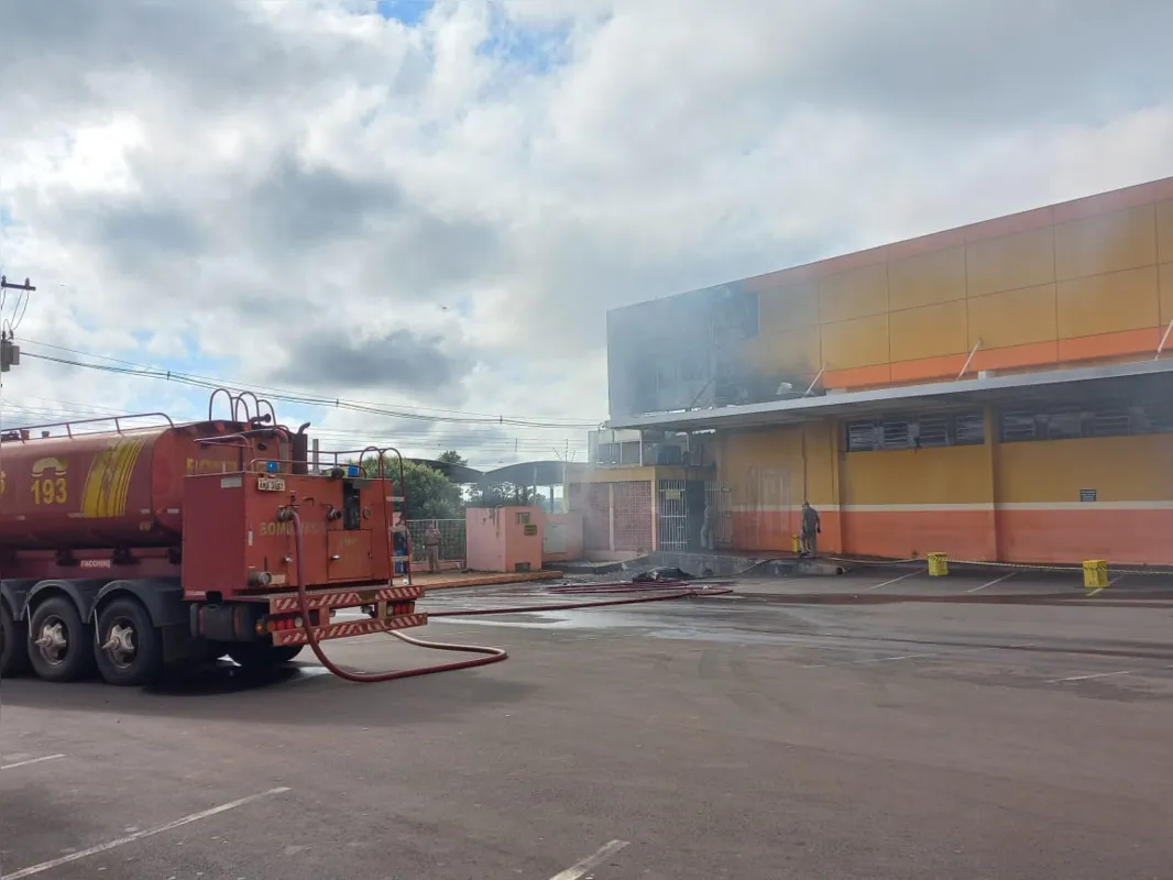 Mais de sete horas depois do início do incêndio ainda era possível ver muita fumaça saindo do prédio