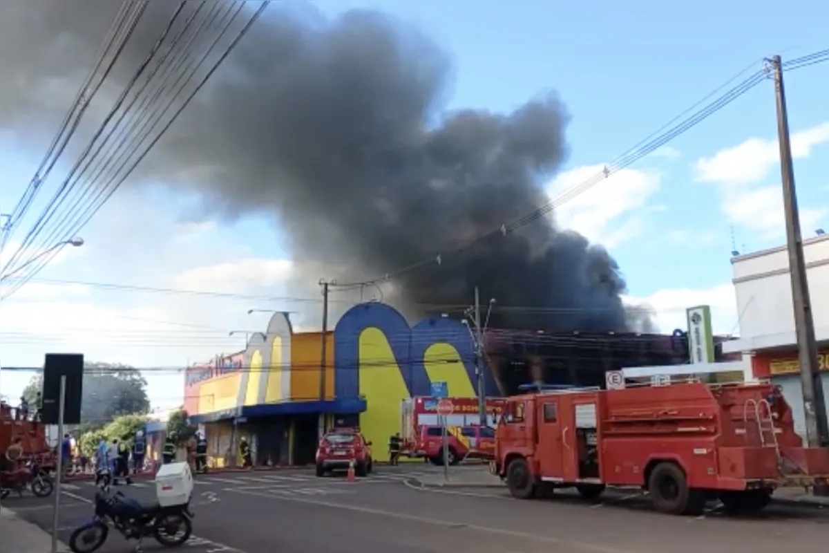 Imagem ilustrativa da imagem Incêndio em supermercado de Ibiporã deixa uma pessoa morta
