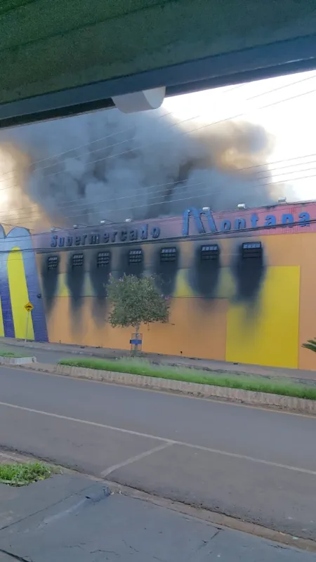 O Supermercado Montana, localizado na avenida Paraná, esquina com a rua André Sert foi tomado pelas chamas.