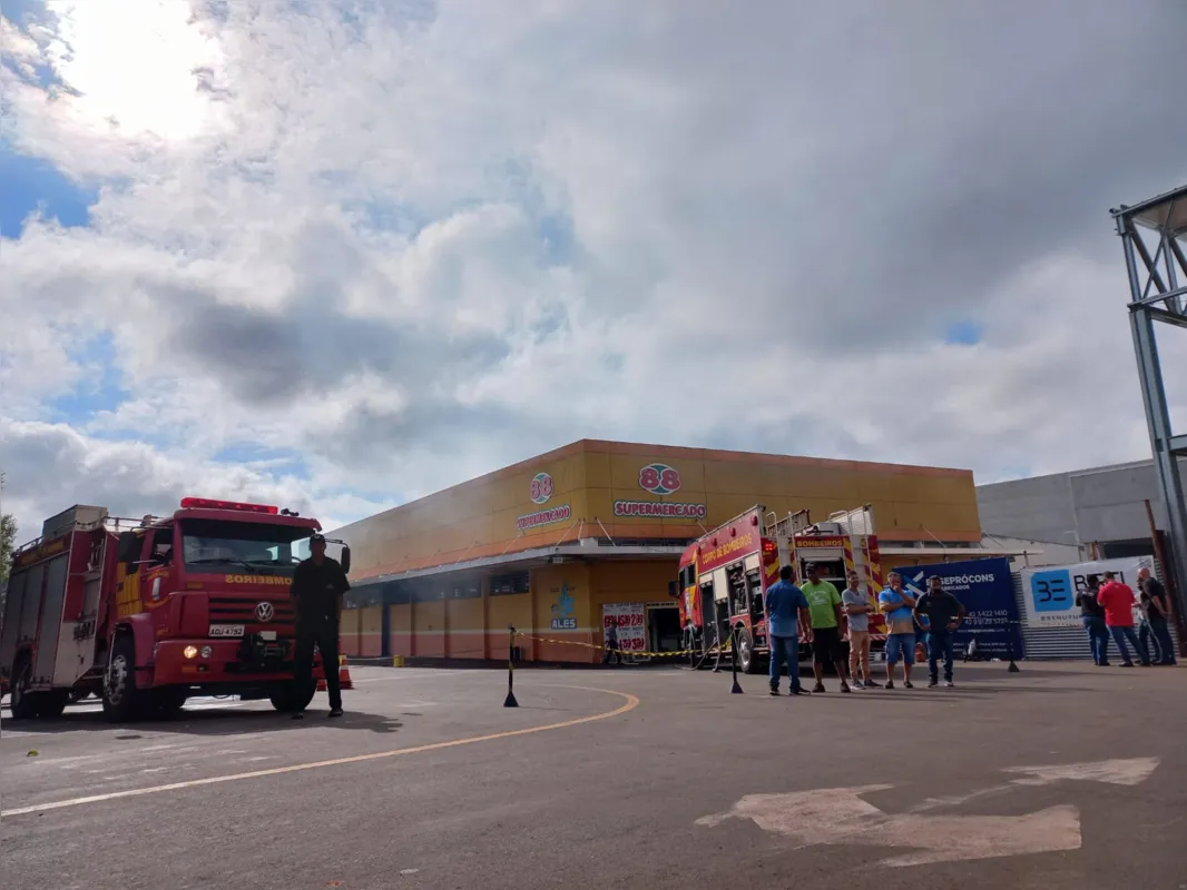Imagem ilustrativa da imagem Incêndio em supermercado de Londrina foi intencional, afirma perícia