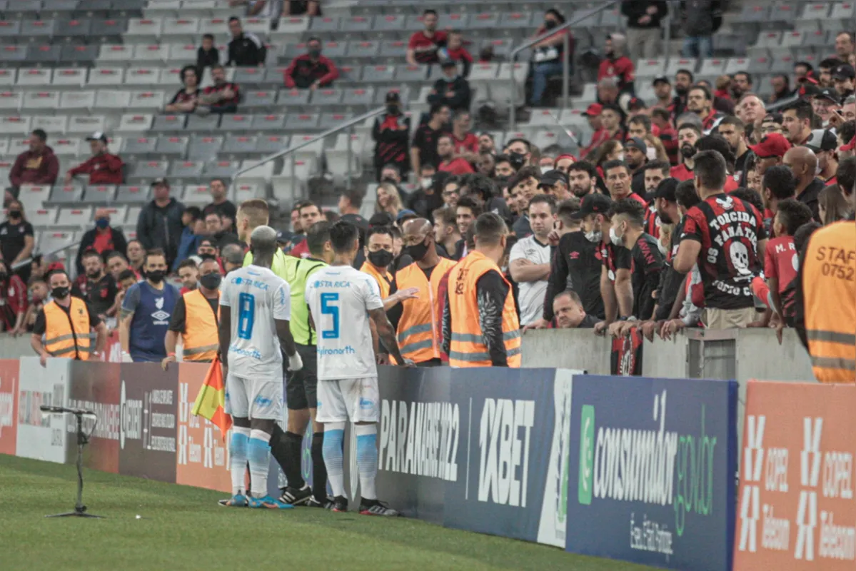 Jogadores do Londrina e o árbitro identifica o torcedor que xingou o lateral Samuel Santos na Arena da Baixada