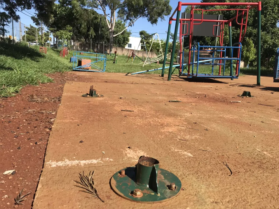 Na praça do conjunto José Giordano, dois brinquedos estão sem utilização