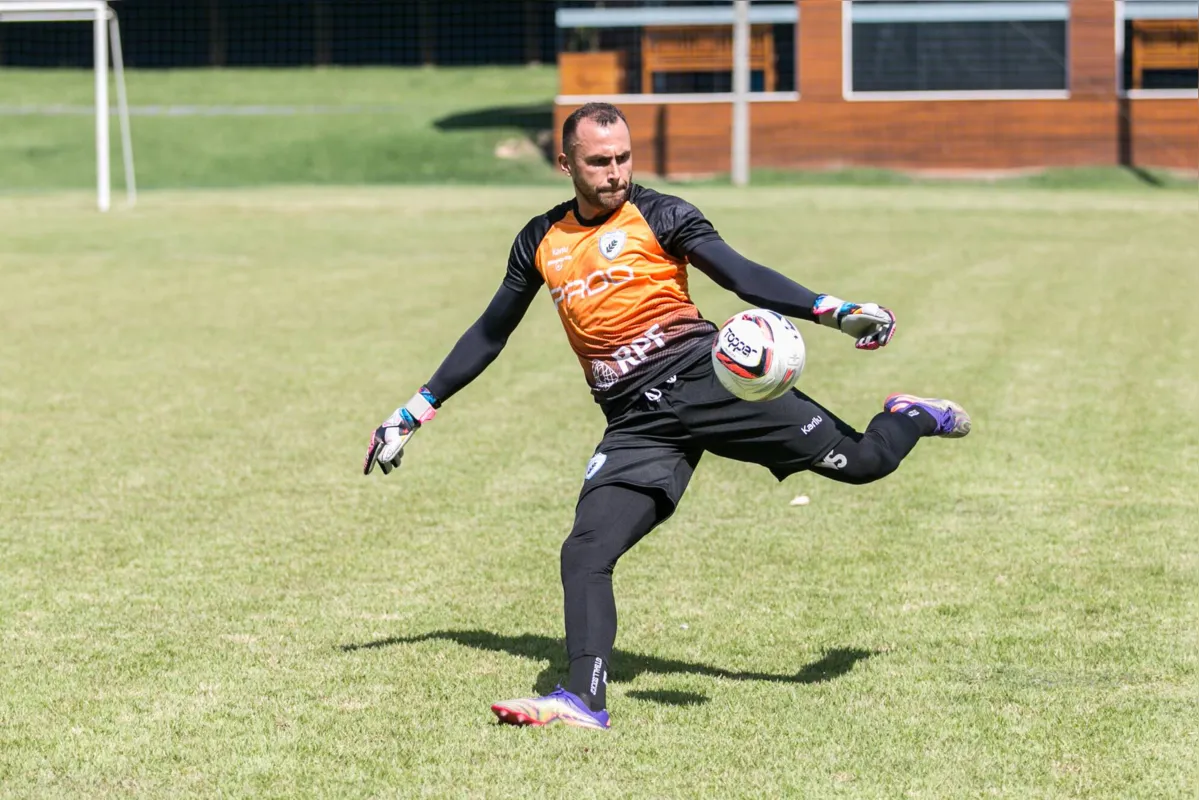 O goleiro Victor Souza estreia com a camisa do Londrina no domingo diante do Náutico