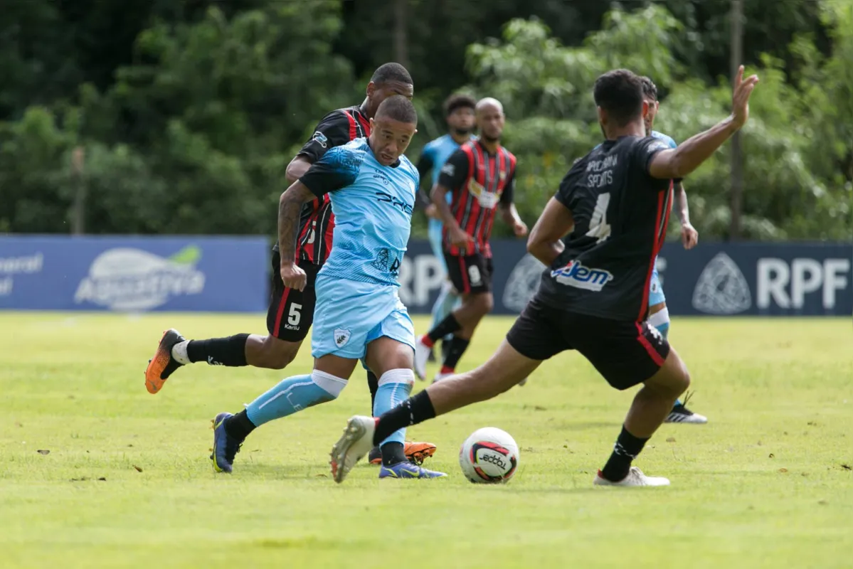 Caprini em ação no jogo-treino contra o Apucarana Sports: fase de testes acabou e agora LEC entra na duríssima Série B