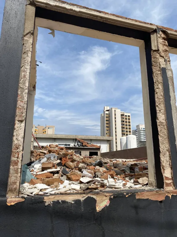 O contraste do abandono e da cidade crescendo