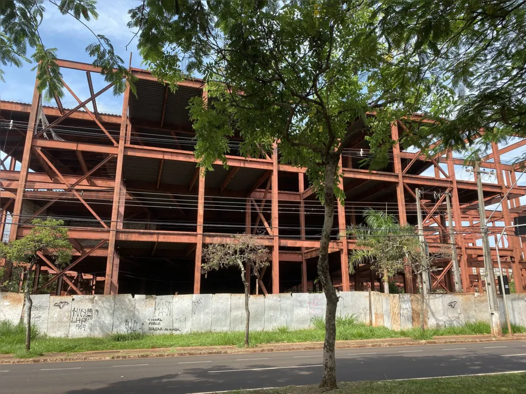 Estrutura abandonada do Shopping Automotivo na Leste-Oeste