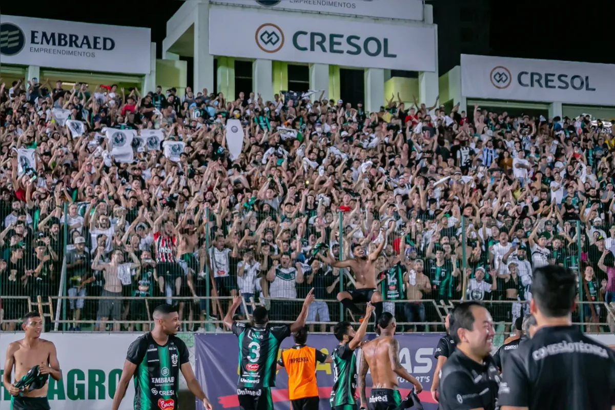 Jogadores do Maringá comemoram com a torcida a classificação para a semifinal do Paranaense