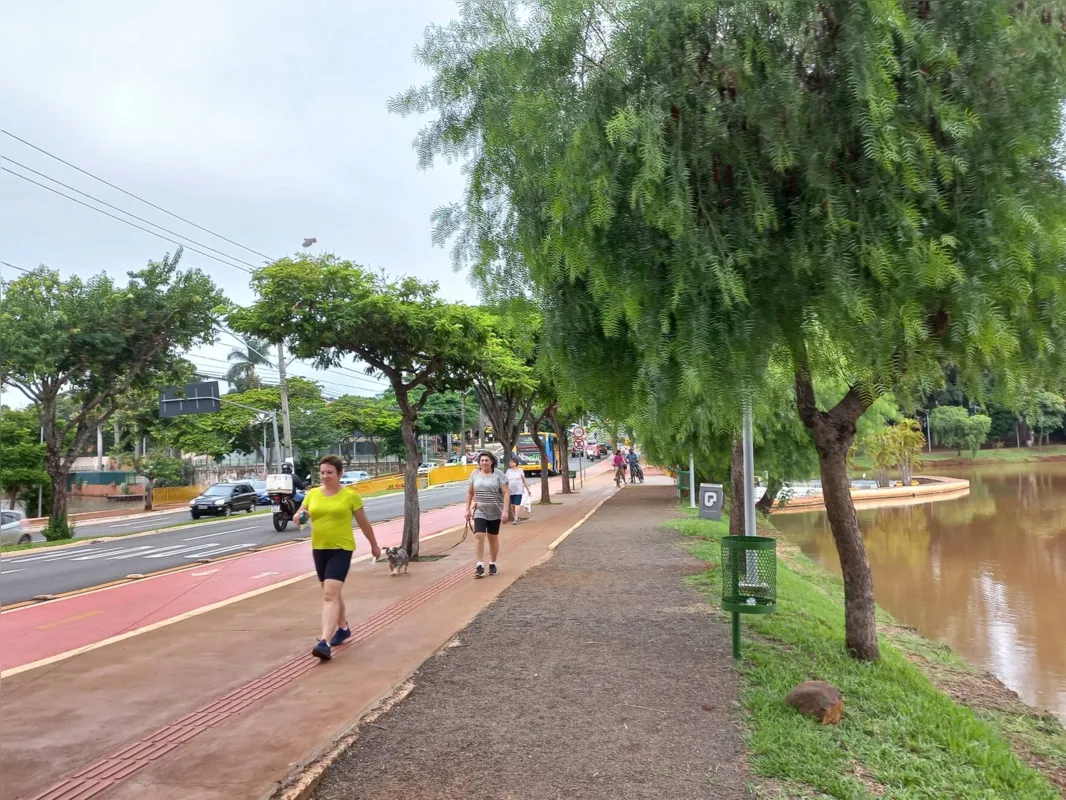 Maioria das pessoas que foram praticar exercícios no lago Igapó já estavam sem o equipamento nesta quinta