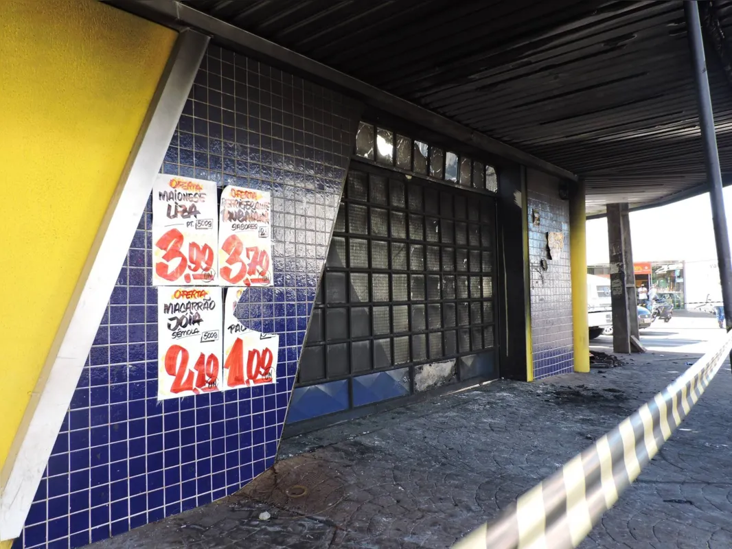 Esquina onde fica o estabelecimento está isolada; perícia preliminar foi feita pela Criminalística