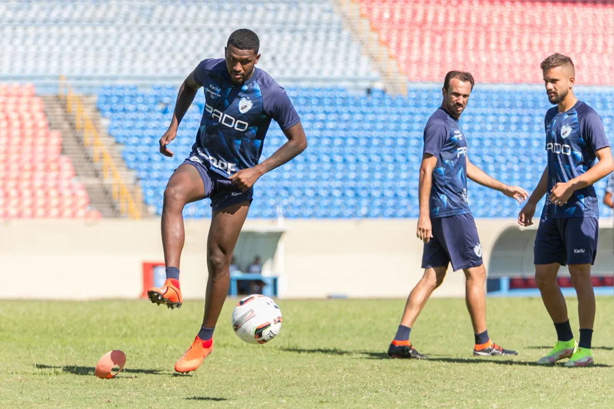 Artilheiro do LEC no ano, Douglas Coutinho vai reencontrar o Athletico, clube onde foi formado
