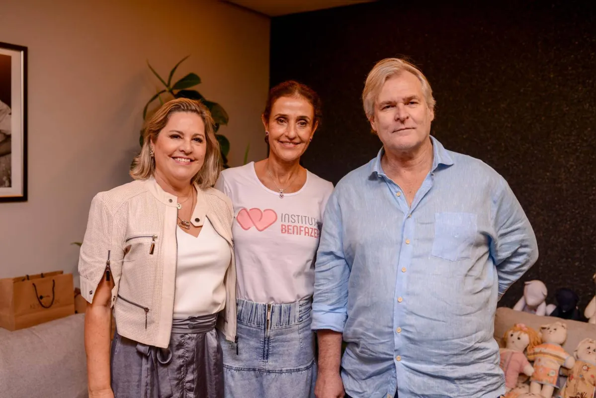 Vice-presidente do Instituto Benfazer, Carolina Fonseca entre Joelma e Marcos Posso, ele, presidente do Instituto