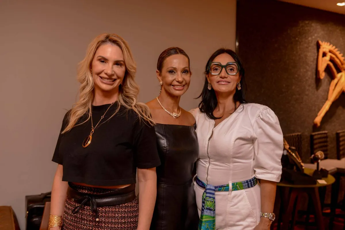 Adriana Simon, Lu Reis, que apresentou as novidades em joias e semijoias, e Gislene Lelis de Oliveira