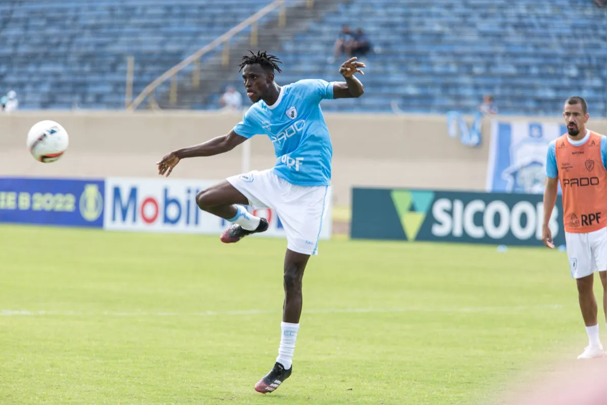 O nigeriano Samuel Oti foi a grande surpresa na escalação do Londrina na estreia da série B