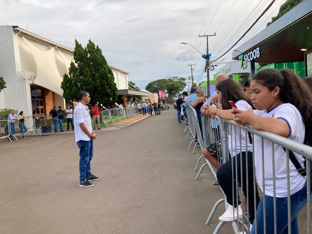 Imagem ilustrativa da imagem População já se aglomera à espera da chegada de Bolsonaro na Expo