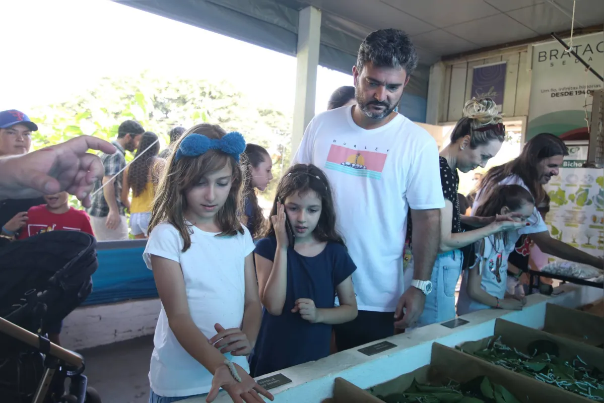 Luiz Vilardo Ruzza foi pela primeira vez com a família na exposição e gostou da experiência. "Elas (filhas) brincaram no parque, apreciaram os animais, a Fazendinha, o bicho da seda”, contou