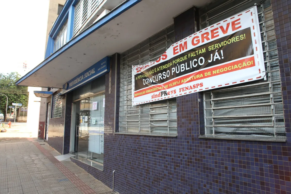 Agência da rua João Cândido, no centro de Londrina, permaneceu fechada nesta terça-feira em razão da greve dos servidores do INSS