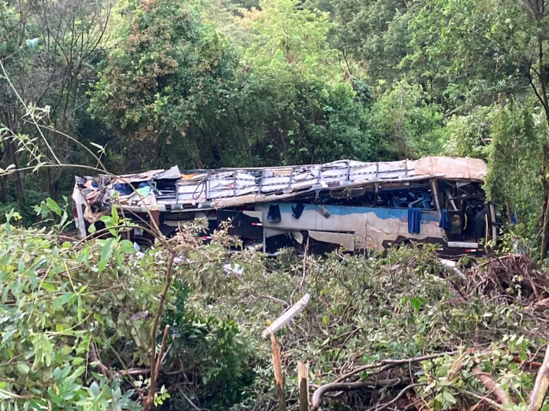Ônibus ficou completamente destruído
