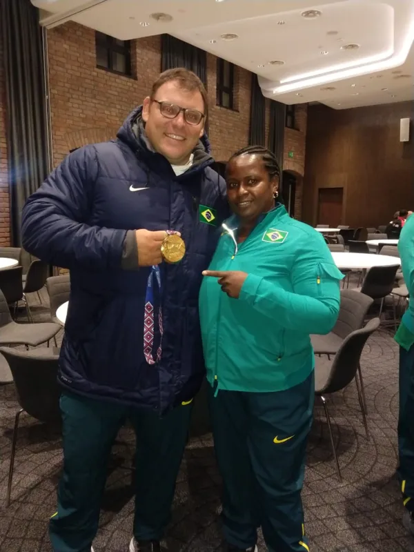 A técnica Silvana  Vieira ao lado do campeão Darlan Romani