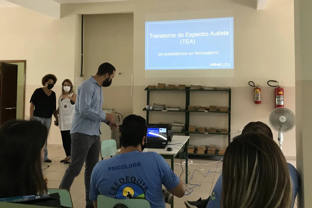 Reunião com profissionais da Rede Intersetorial de Serviços, em Londrina