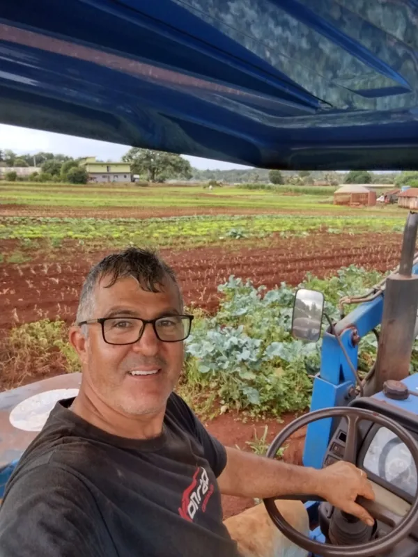 Após adquirir um trator novo pelo programa, Eliel dos Santos Silva aponta um aumento de 40% na produtividade de hortaliças