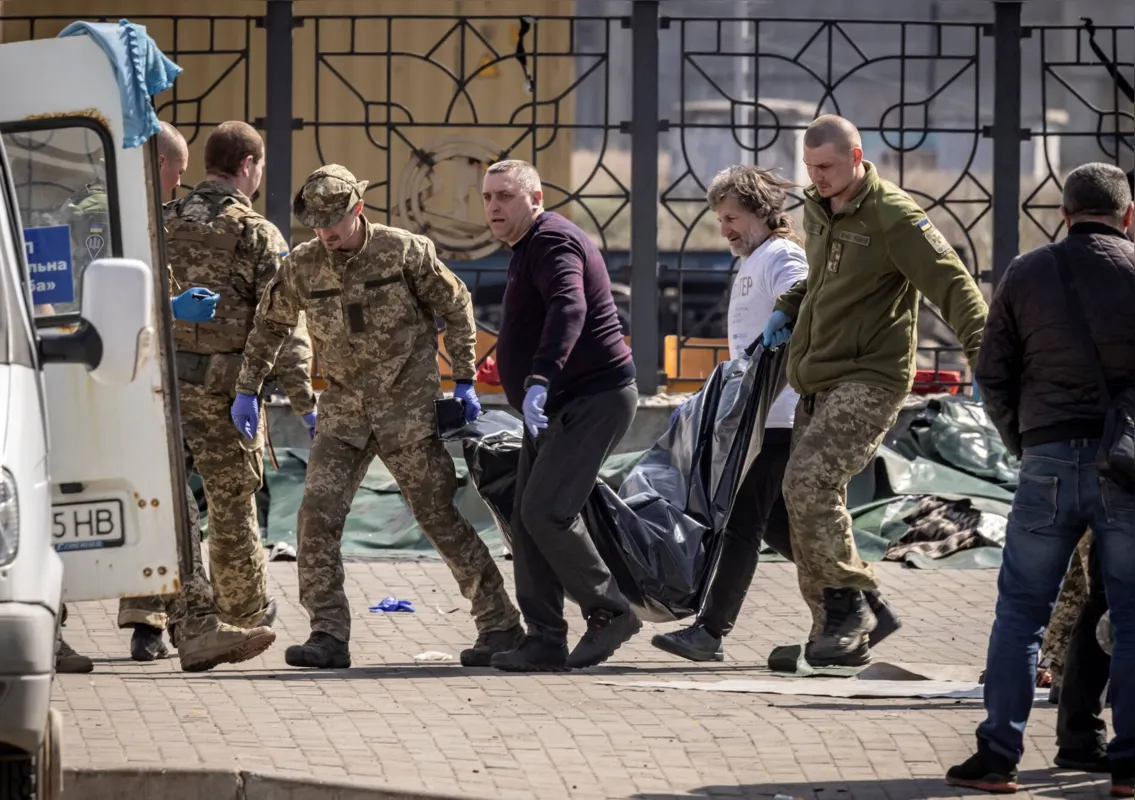 Ataque à estação de trem de  Kramatorsk foi descrita pelo presidente da Ucrânia de "maldade sem limites"