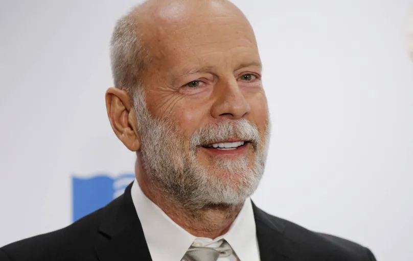 Bruce Willis, 67, irá se afastar da carreira por seu diagnóstico de afasia
