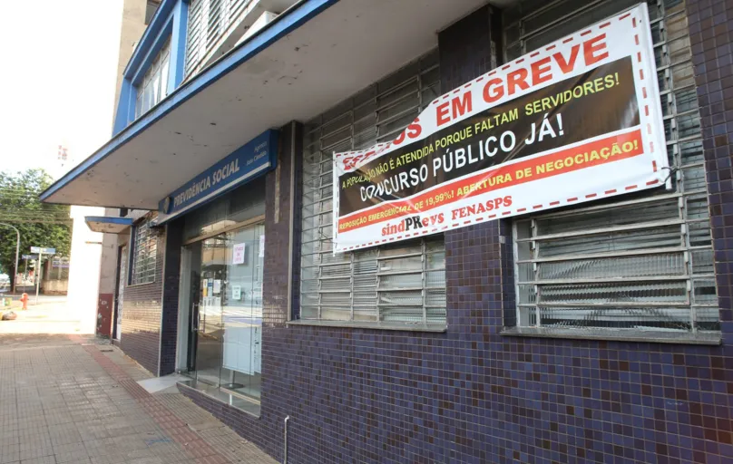 Agência da rua João Cândido, no centro de Londrina, permaneceu fechada nesta terça-feira em razão da greve dos servidores do INSS