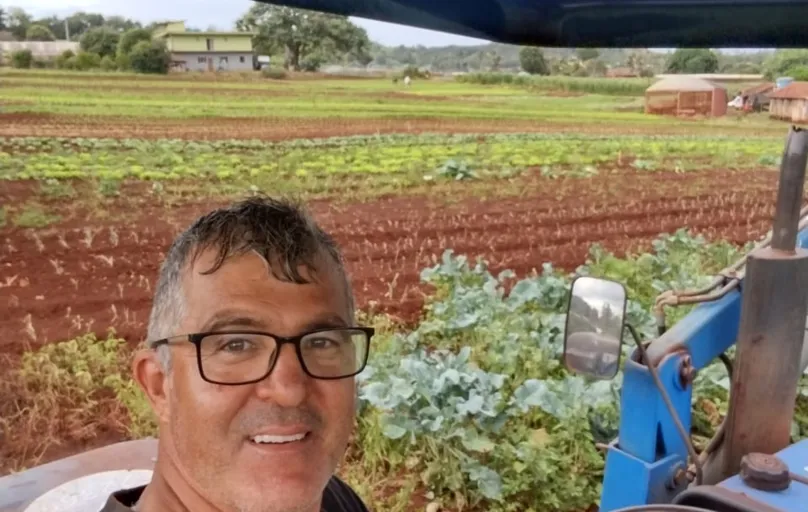 Após adquirir um trator novo pelo programa, Eliel dos Santos Silva aponta um aumento de 40% na produtividade de hortaliças