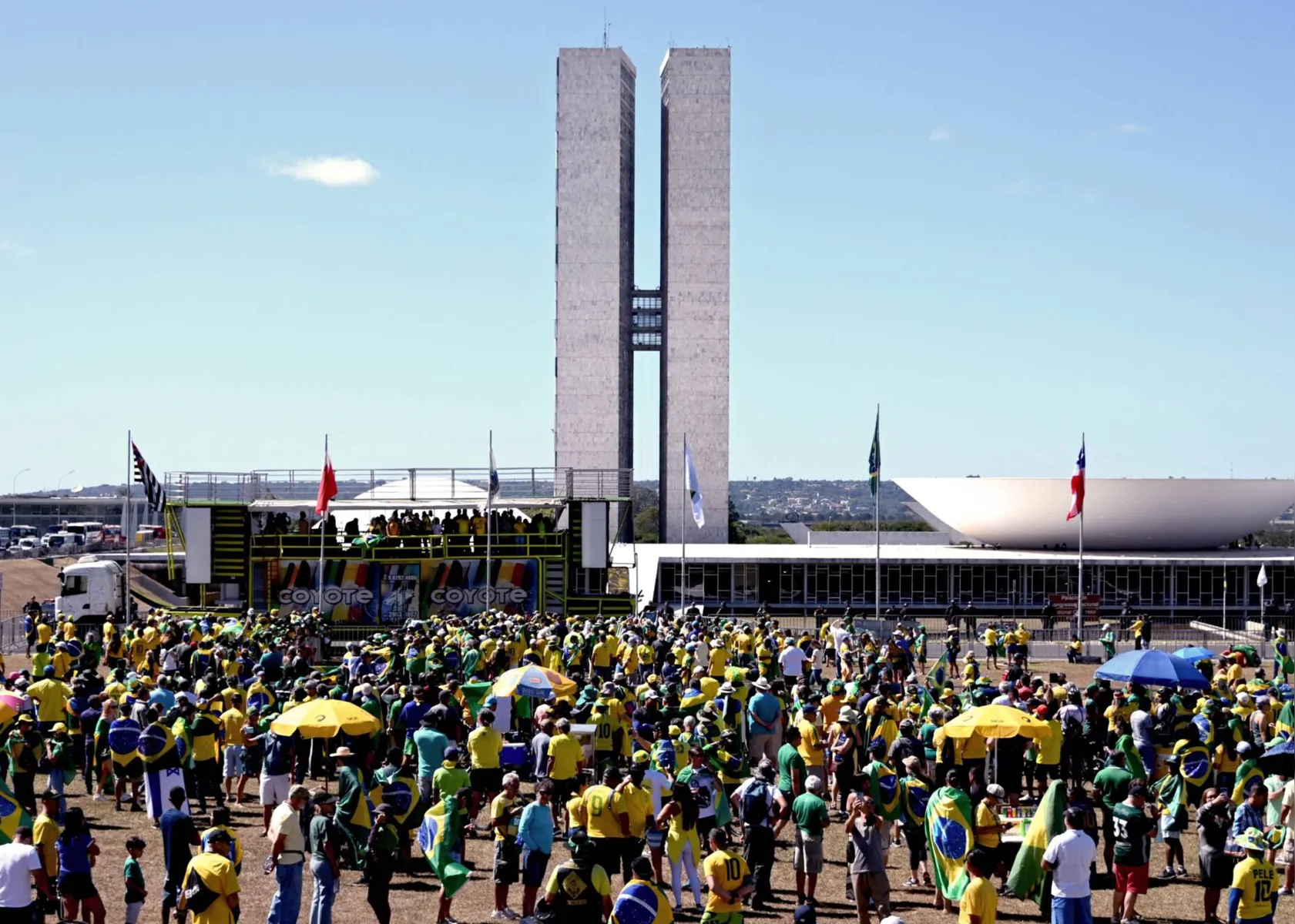 Imagem ilustrativa da imagem Brasileiros comparecem a atos de apoio a Bolsonaro e Lula