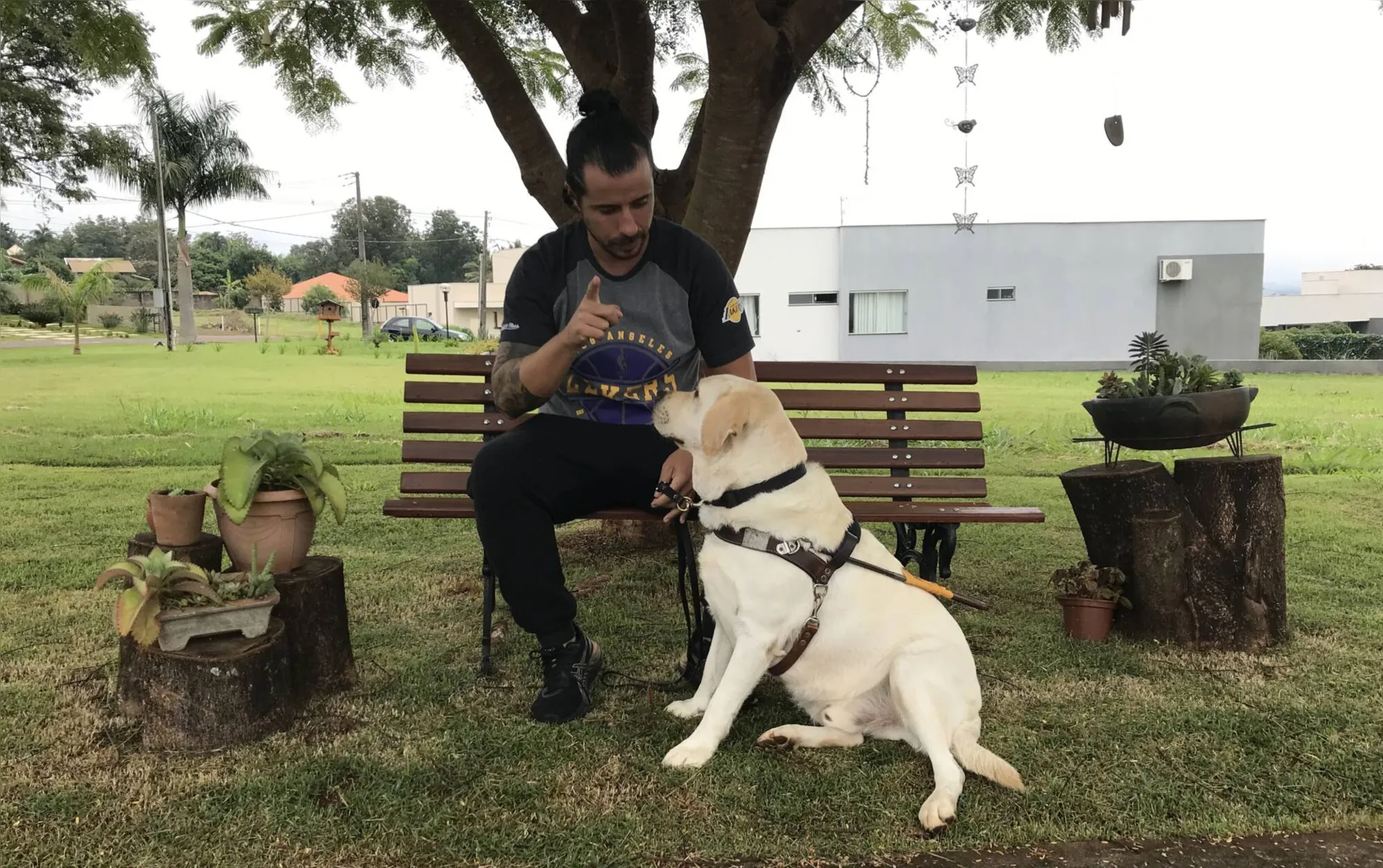 Thiago Bornia com o cão-guia Xarife. "Além de cão-guia é meu parceiro. É literalmente minha extensão, meus olhos, minha liberdade e minha autonomia"
