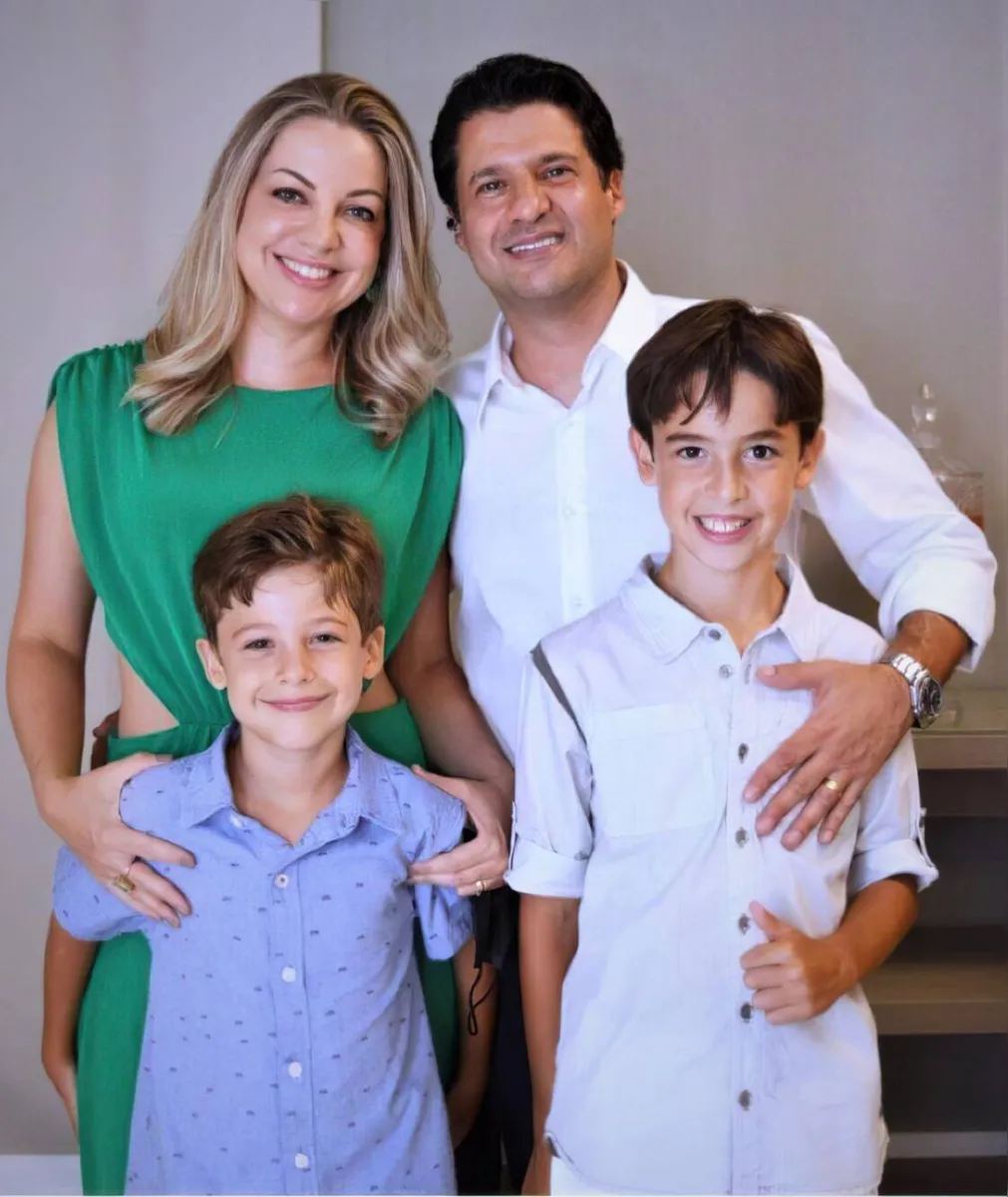 O oftalmologista Marcelo Nascimento Araújo com a esposa Juliana e os filhos Guilherme e Daniel