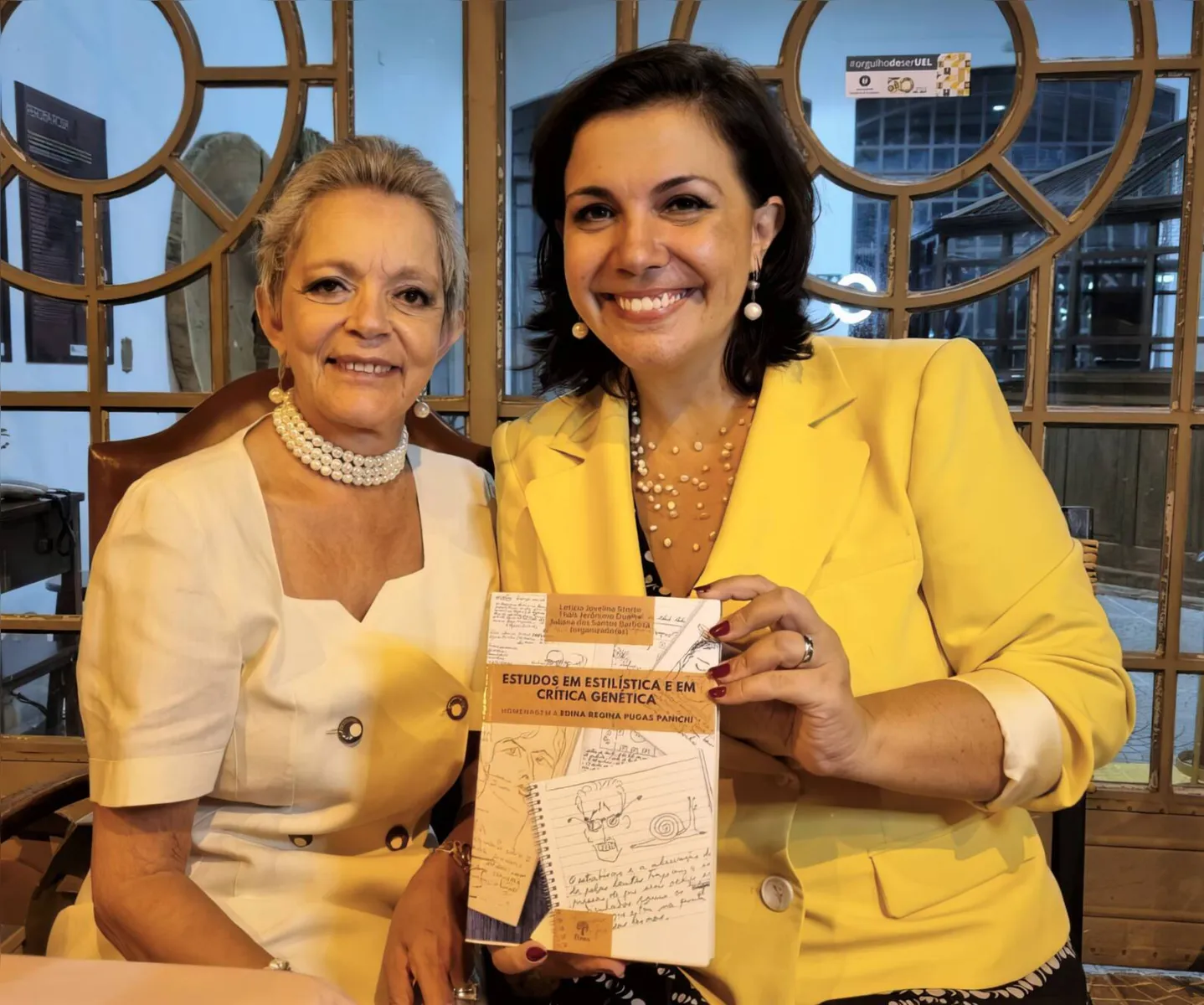 A vereadora Flávia Cabral, ex-aluna da Edina Panichi  num curso de Atualização em Construção Textual, também presente ao lançamento do livro