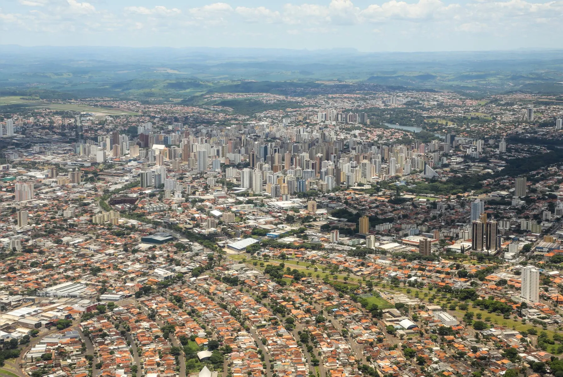 vista aerea da cidade de londrina feitas no dia da comemoracao aos 79 anos do aeroclube de londrina. foto roberto custodio - folha de londrina - 26/01/2020