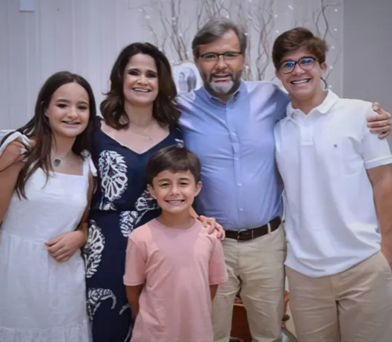 A filha do casal Juliana com o marido Júlio Cesar e os filhos Gabriel, Maria Clara e Thiago