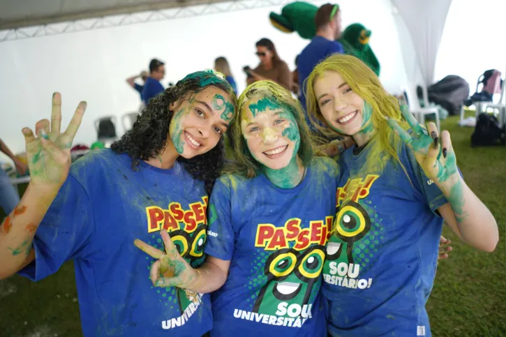 A alegria das aprovadas Luiza Gusmão (Odonto), Júlia Carvalho (Direito) e Manuela Miranda (Enfermagem)