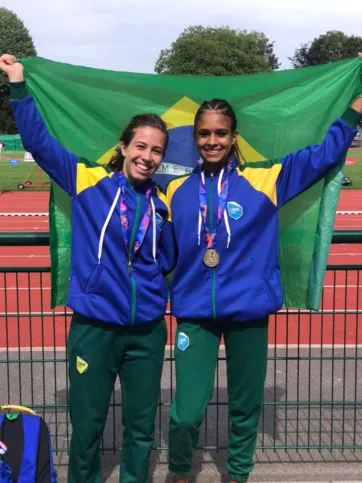 Nicole Domene e Julia Rocha Ribeiro comemoram a medalha de ouro na Gymnasíade