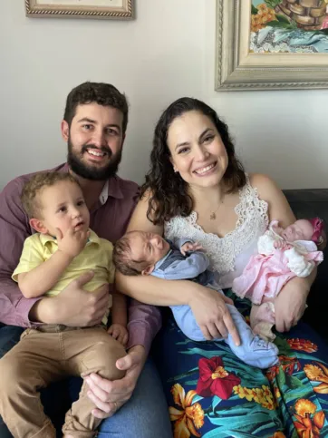 "Sei que sou uma mãe possível dentro da minha realidade e minhas possibilidades”, enfatiza Flávia Luisa Dias Audibert, com o marido André Luiz e os três filhos