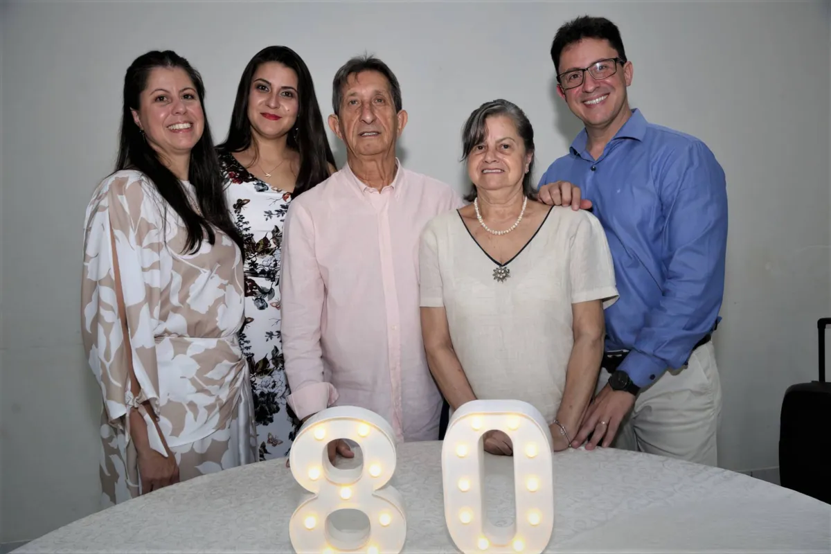 Os filhos Carla, Claudia e Robson com Neila e Isnard