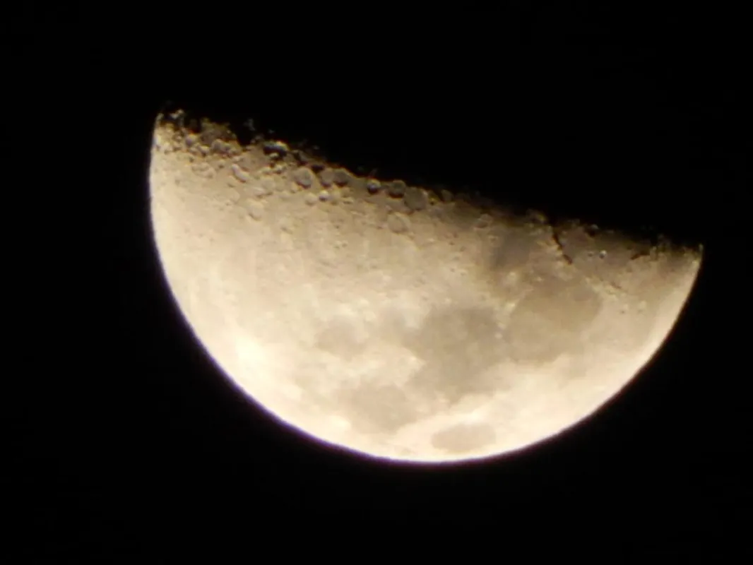 Imagem ilustrativa da imagem #A CIDADE FALA - Lua