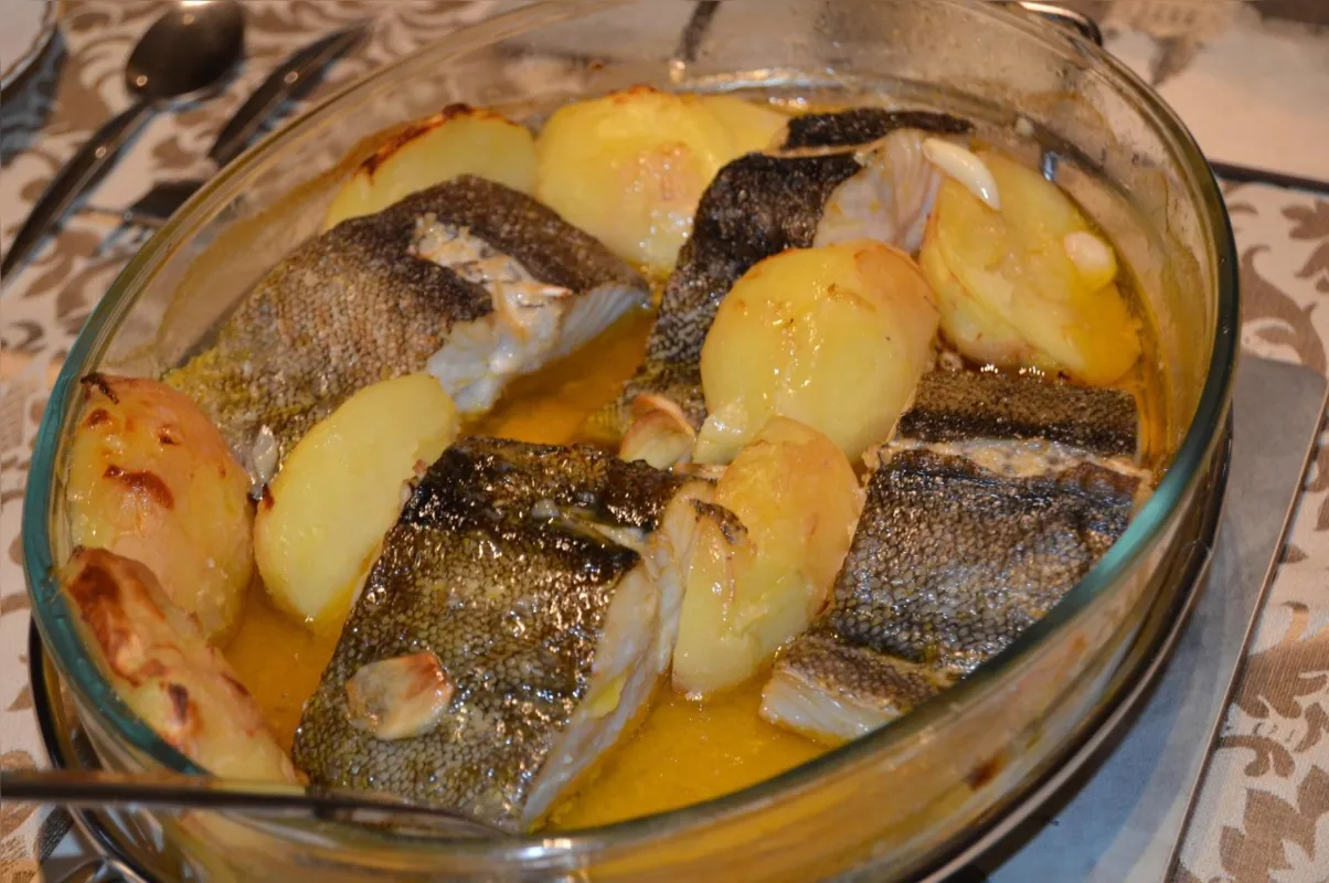 Com batatas e outros acompanhamentos, o peixe é uma refeição saudável e completa