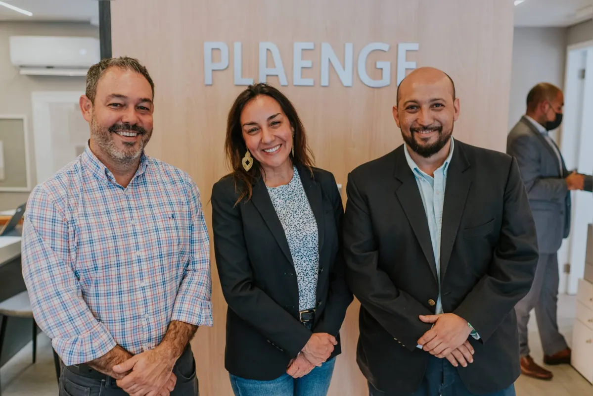 Gustavo Marcondes, Gerente Geral da Plaenge Chile, com Claudia Lillo e Javier Olhagaray Pinna da Câmara Chilena de Construção