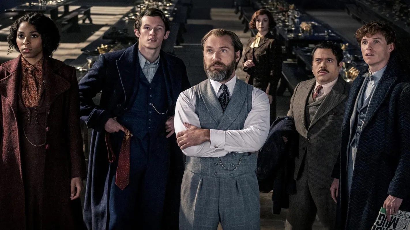 Drubledore (Jude Law) e o time de bruxos reponsáveis por manter o equilíbrio e o bem no mundo
