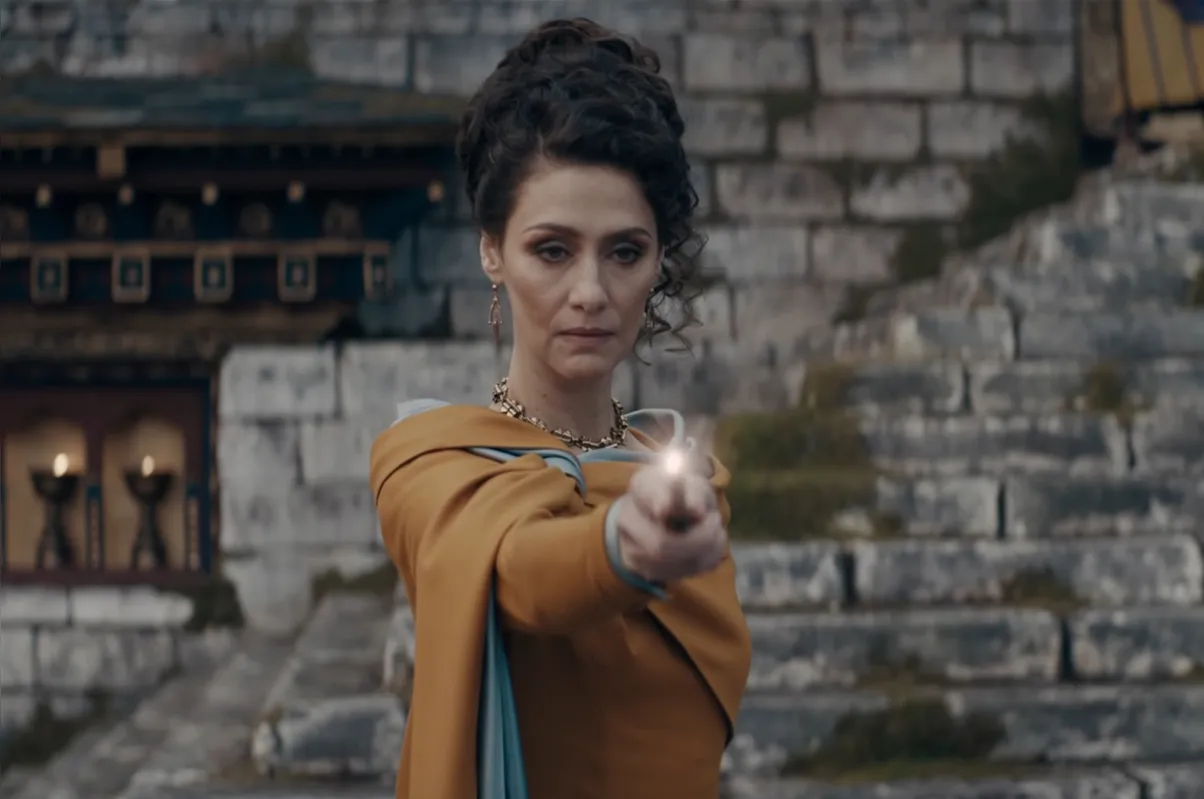 A brasileira - e também londrinense - Maria Fernanda Cândido interpretando a bruxa Vicenzia Santos: personagem importante no filme