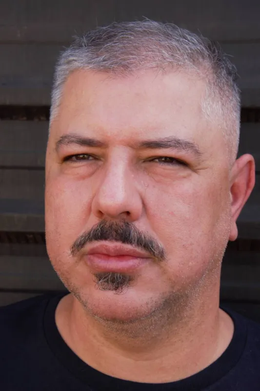 O artista Alex Lima vai abordar as linguagens de artes plásticas visuais, artesanal, literatura, musical e teatral