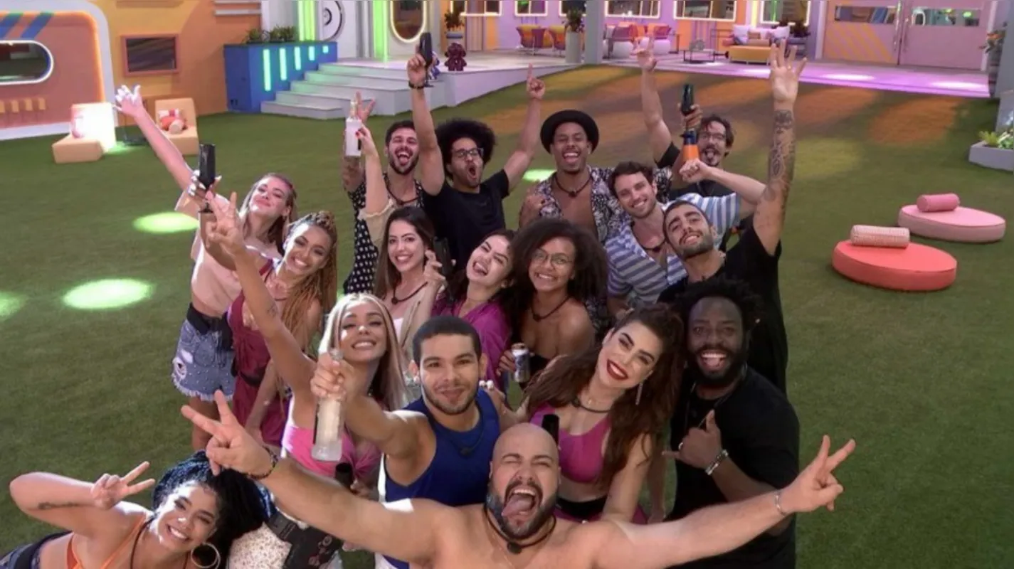Elenco do BBB 22 reunido na primeira semana da temporada